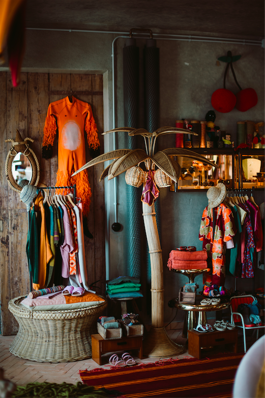 Los Enamorados — boutique clothes rack