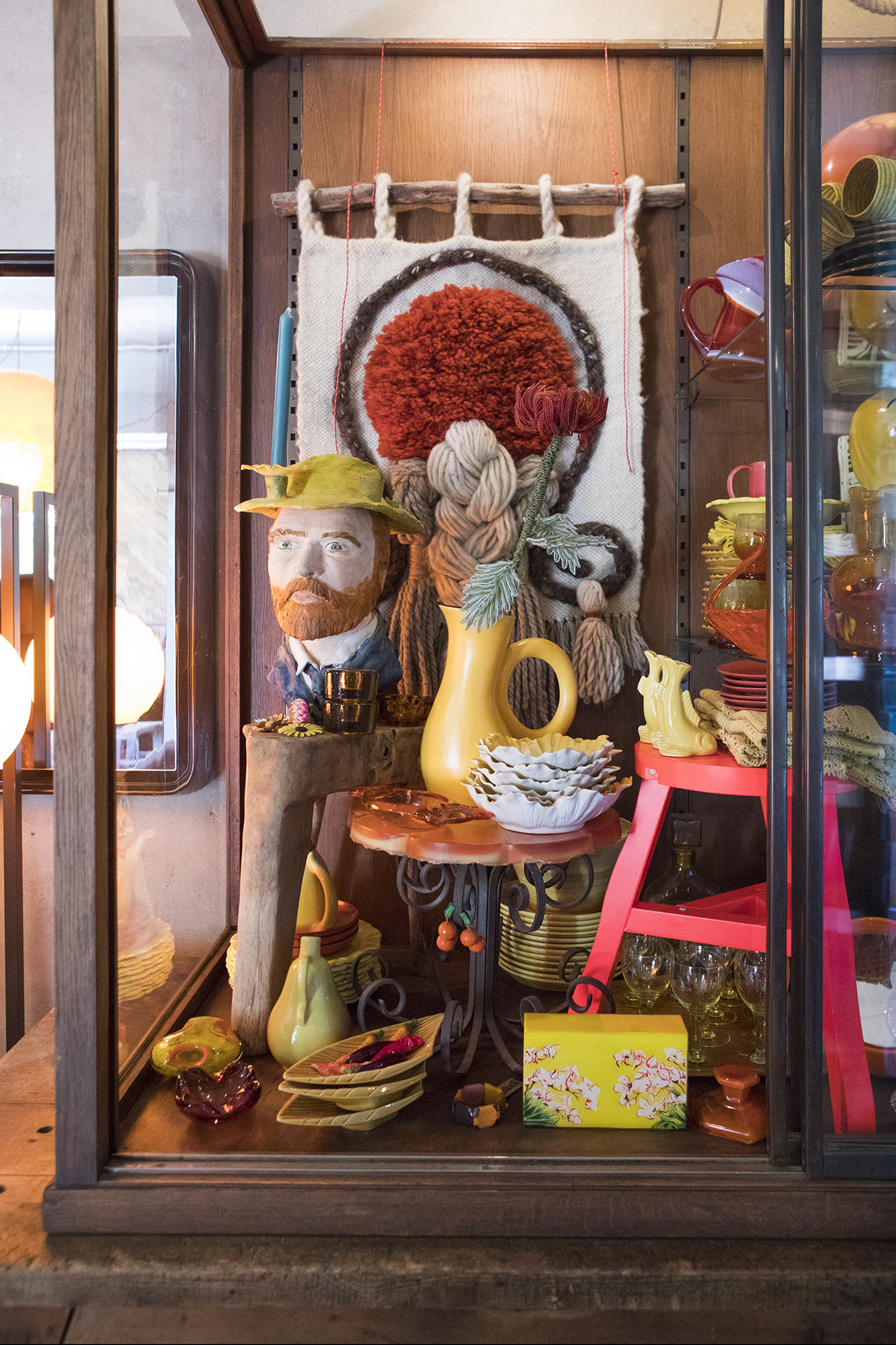 Los Enamorados — cabinet of collectable objects