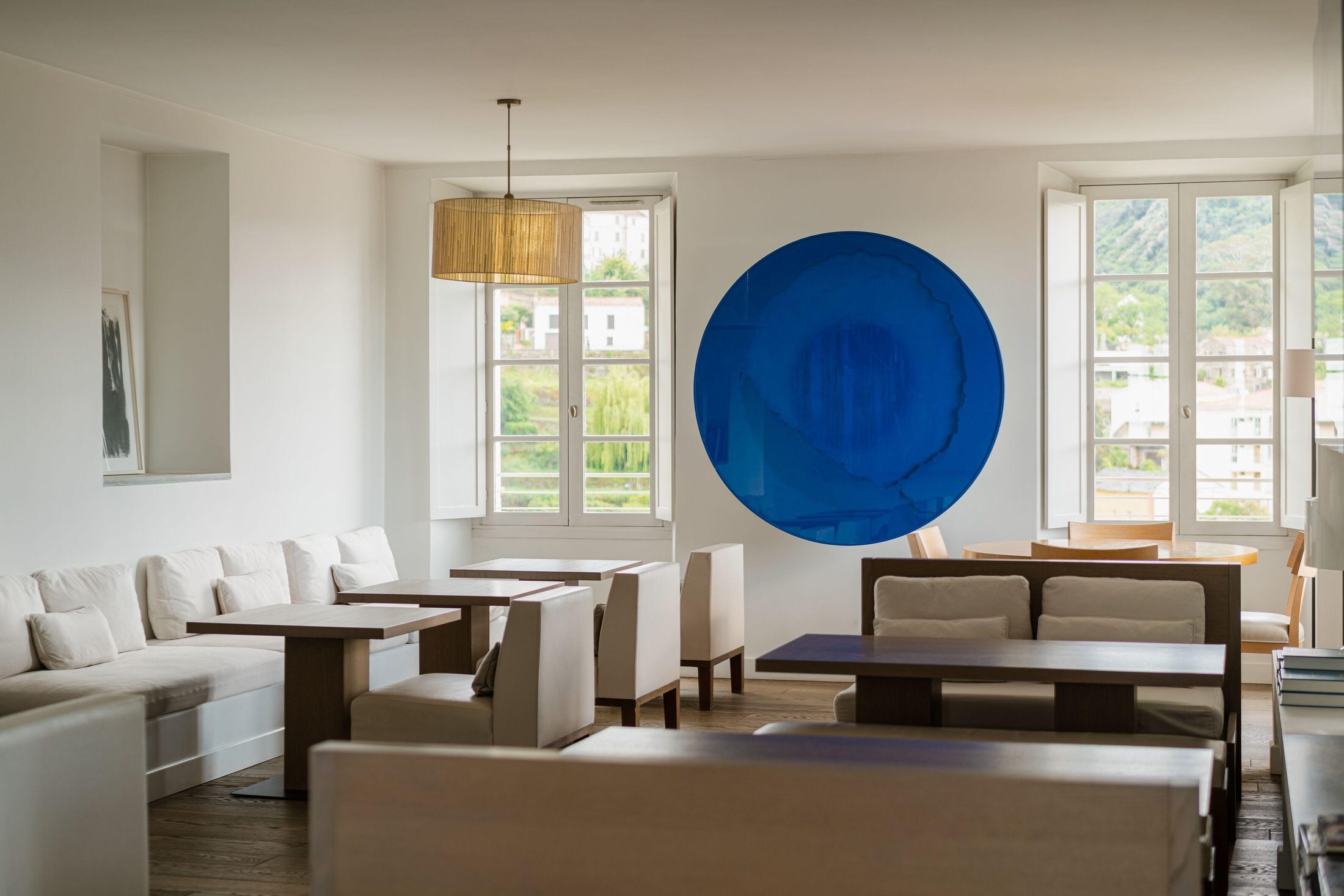 NOAE by Emerald Stay — scultura circolare nella sala comune