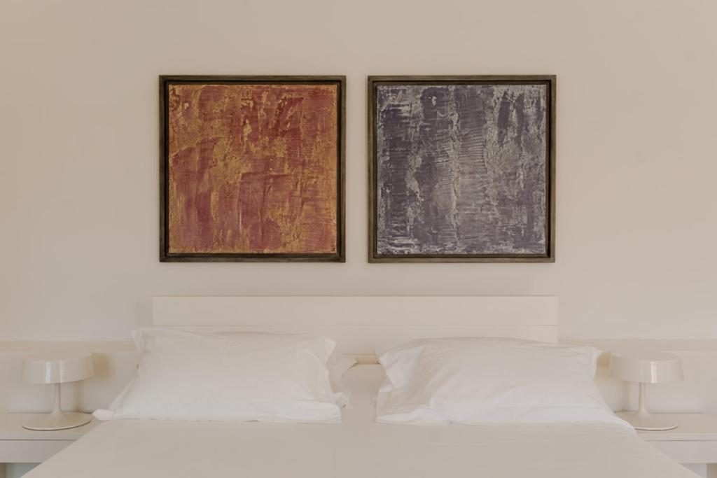NOAE by Emerald Stay — dipinti astratti sopra il letto