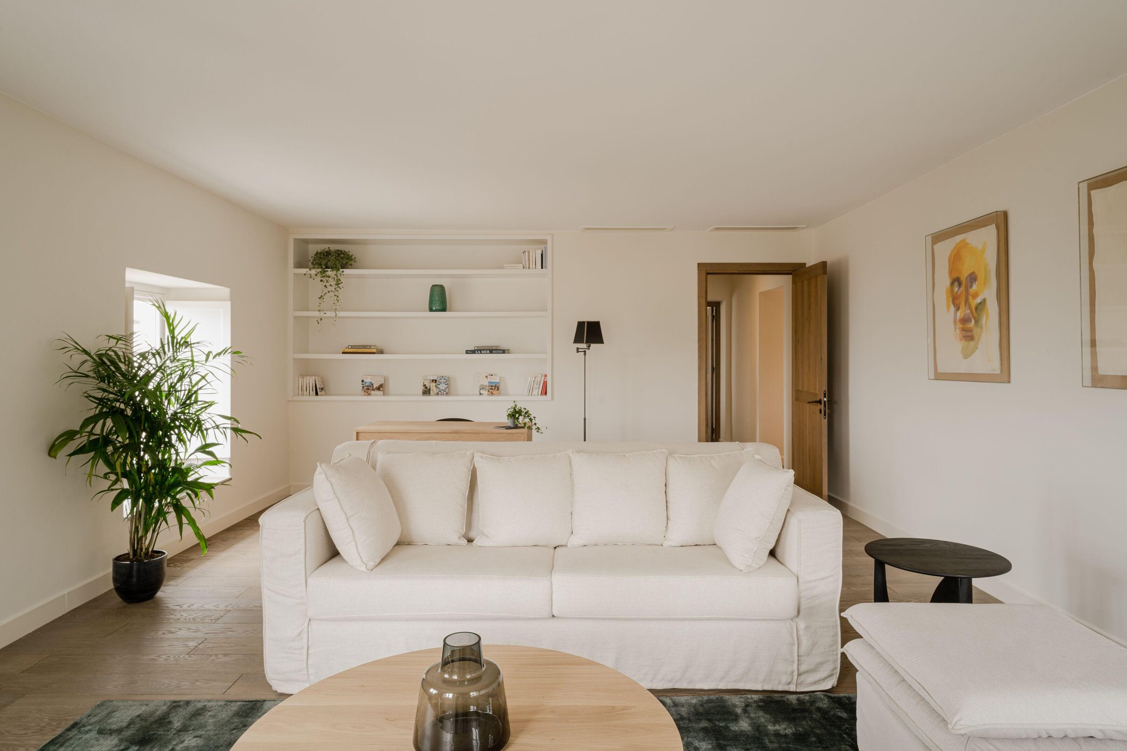 NOAE by Emerald Stay — camera con dipinti astratti