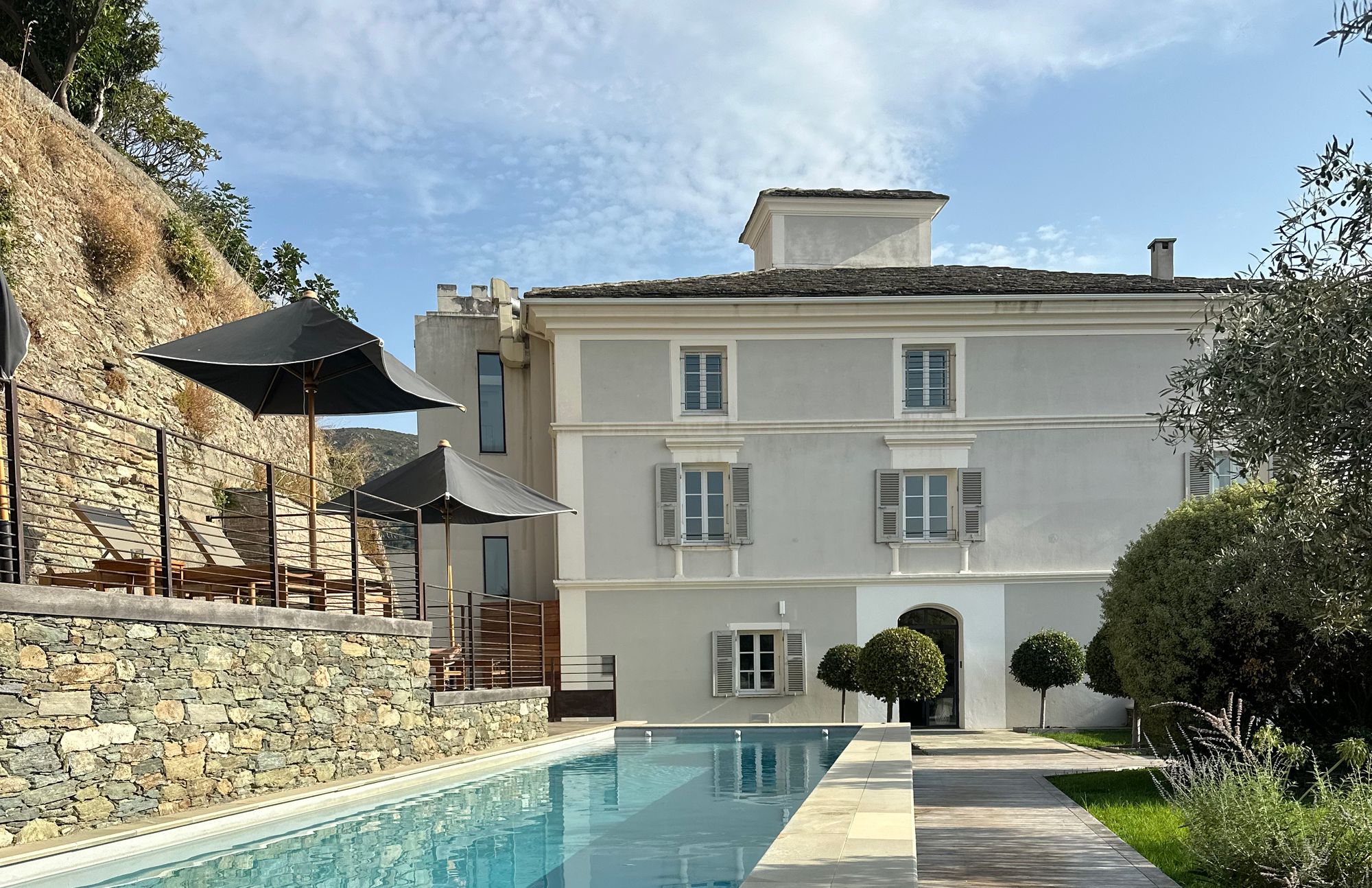 NOAE by Emerald Stay — la dimora, la piscina e il giardino di ulivi