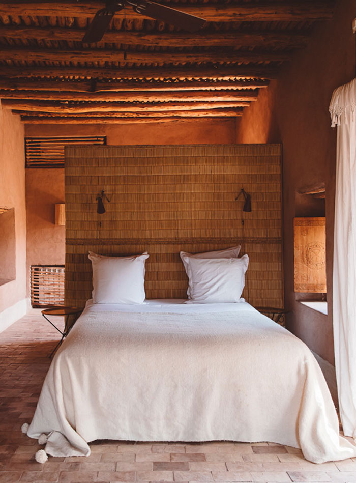 Berber Lodge — camera con testiera in canniccio e tende bianche