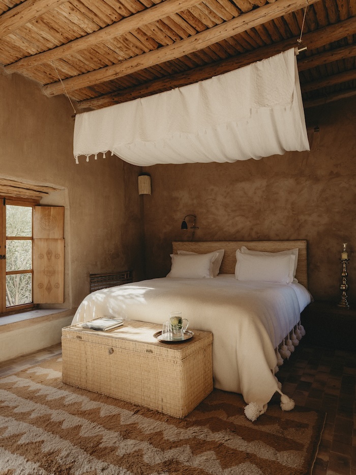 Berber Lodge — camera con baldacchino bianco e cassapanca