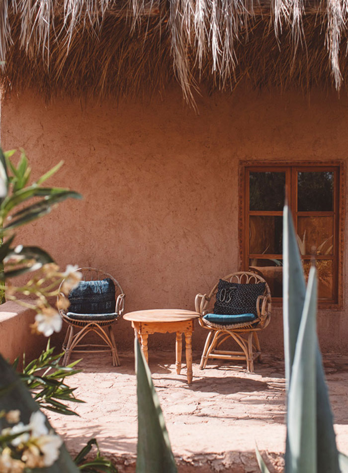 Berber Lodge — terrazza di un lodge con sedute e piante grasse