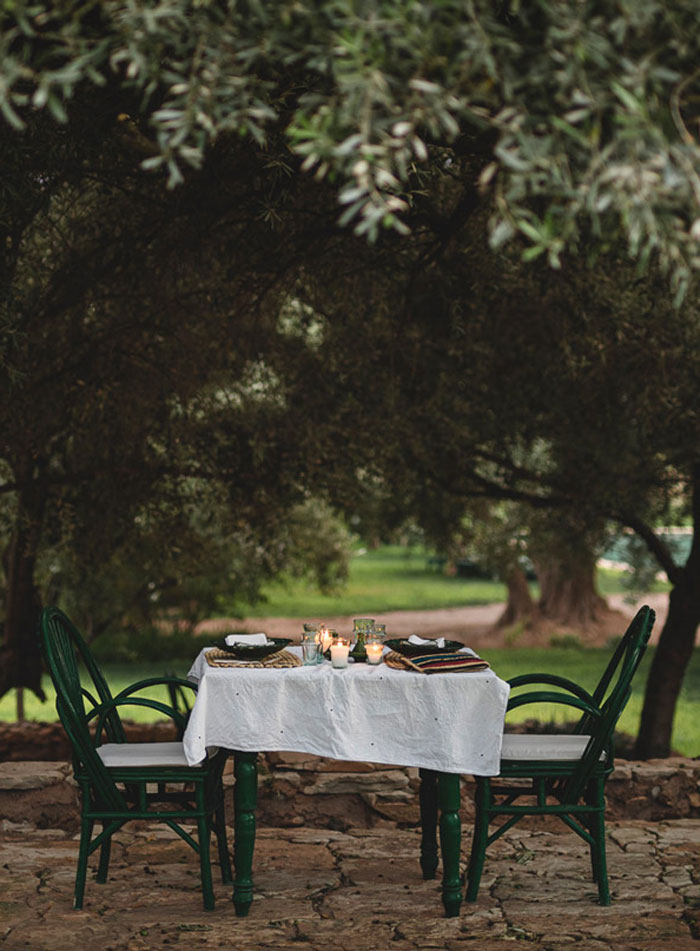 Berber Lodge — tavola apparecchiata sotto gli ulivi