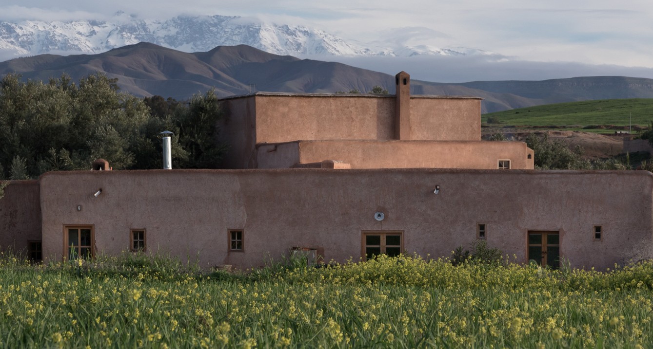 Berber Lodge — il lodge tra i campi con le montagne dell'Atlante sullo sfondo