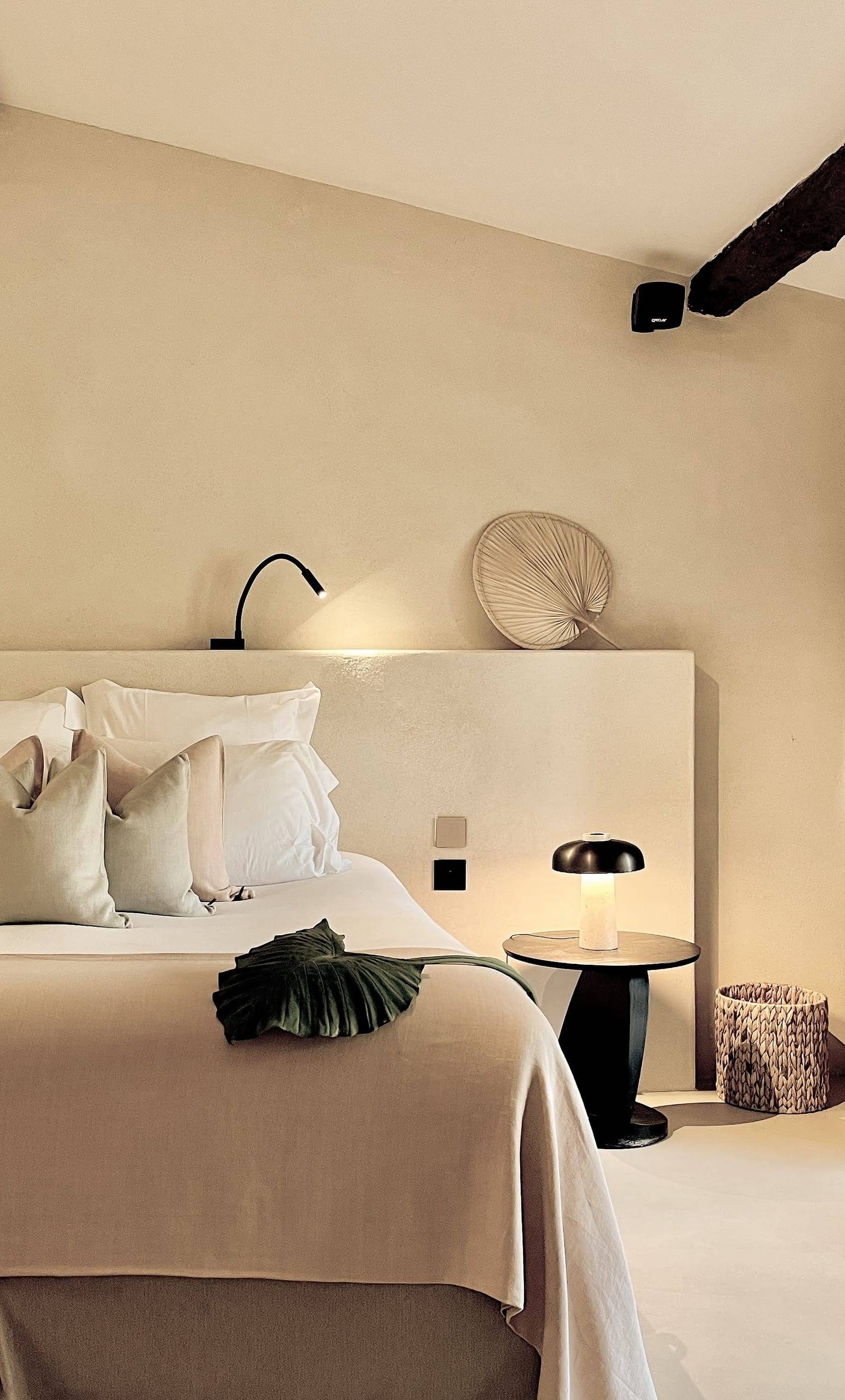 Toile Blanche — a bedroom in natural tones