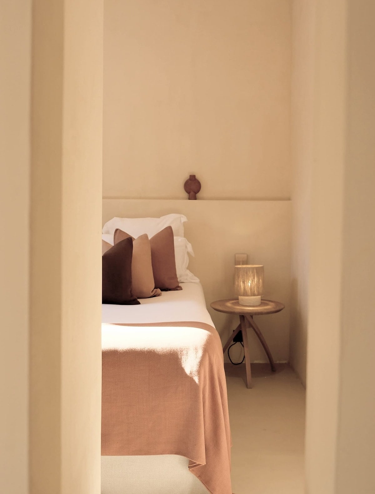 Toile Blanche — bedroom with a plaster niche and light from the garden