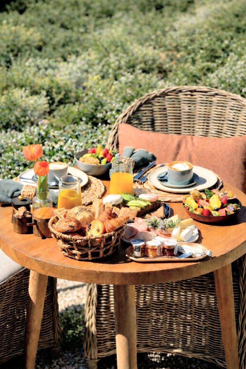 Toile Blanche — breakfast served in the garden