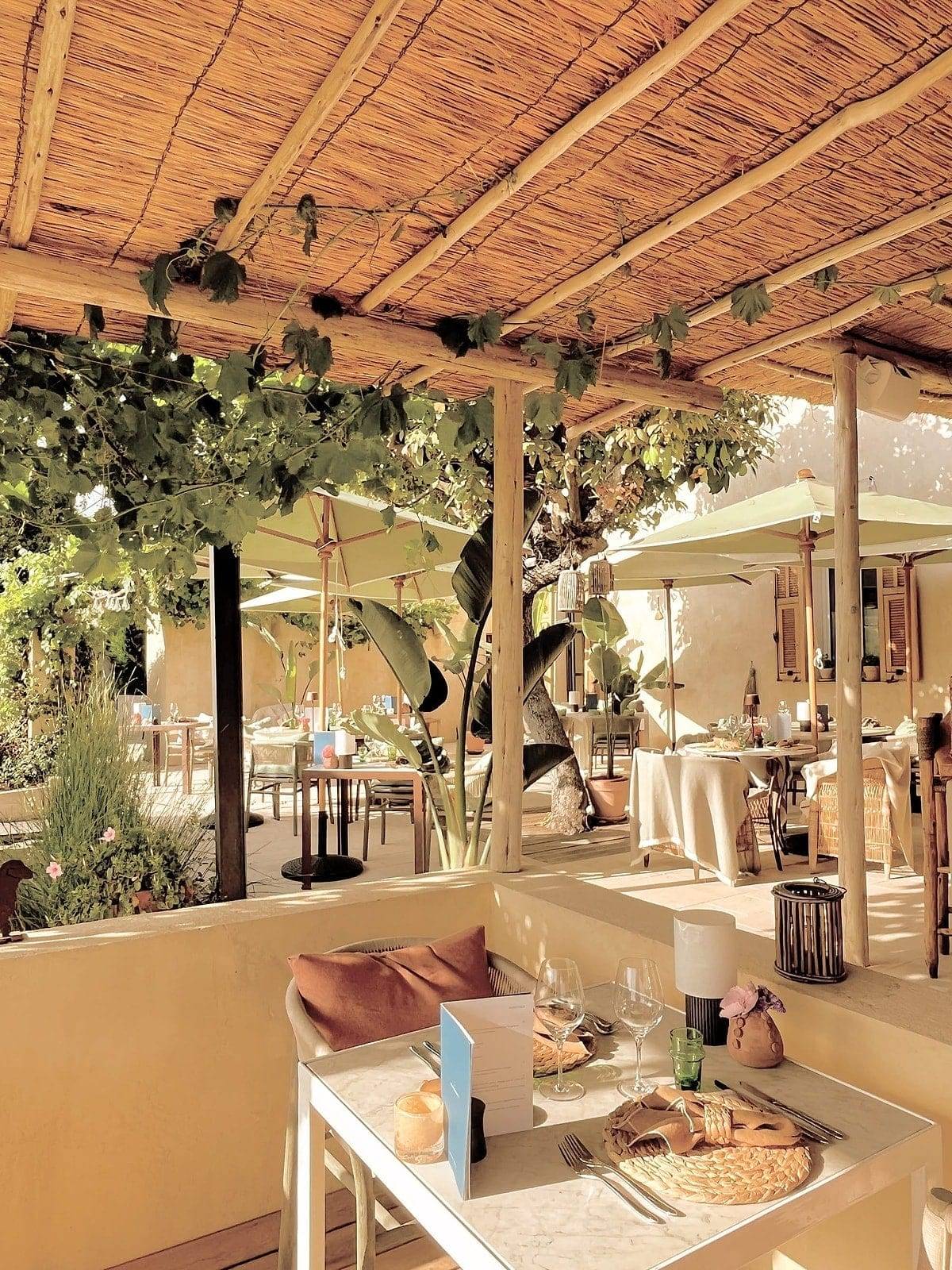 Toile Blanche — the dining room opening onto the garden