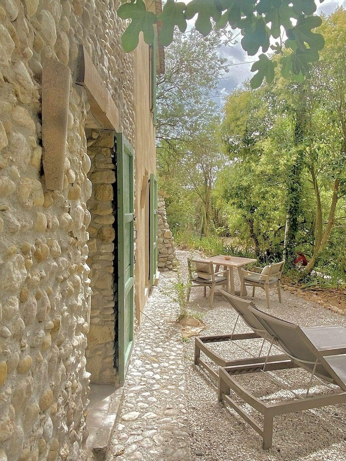 Toile Blanche — the path along the stone walls