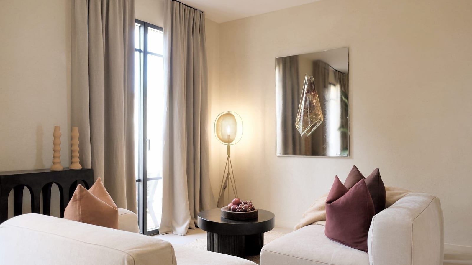 Toile Blanche — the bright living room of a suite opening onto the garden